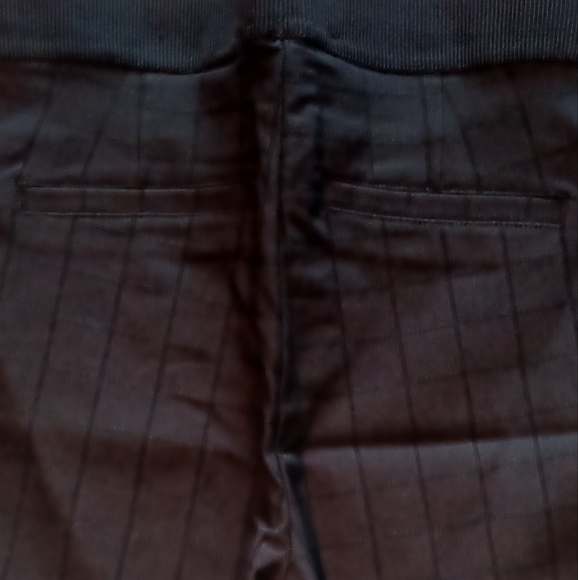 Black tone-on-tone textured legging pant - Picture 3 of 6